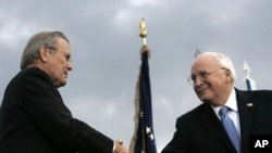 En esta fotografía de archivo del 15 de diciembre de 2006, el entonces secretario saliente de Defensa, Donald Rumsfeld, a la izquierda, estrecha manos con el vicepresidente Dick Cheney durante un acto en el Pentágono.