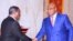 Ministre wa Yambo Ilunga Ilunkmba (G) apesi mbote na mokonzi ya mboka Félix Tshisekedi na Kinshasa, 6 mars 2020. (Facebook/Présidence RDC)
