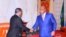 Ministre wa Yambo Ilunga Ilunkmba (G) apesi mbote na mokonzi ya mboka Félix Tshisekedi na Kinshasa, 6 mars 2020. (Facebook/Présidence RDC)