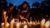 Des bougies pour rendre hommage aux victimes des pluies qui ont détruit des villages du territoire de Kalehe, au Sud-Kivu, lors d'une veillée à Goma, en République démocratique du Congo, le 9 mai 2023.