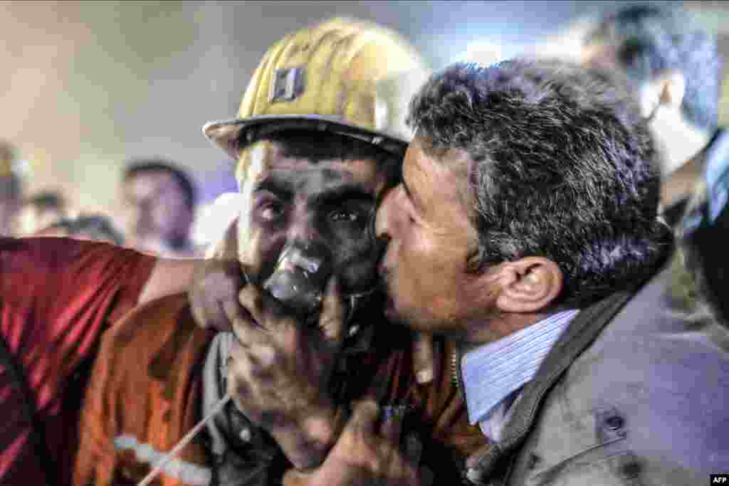 Seorang ayah mencium anaknya, yang selamat dari musibah ledakan tambang batubara di Manisa, Turki yang menewaskan 230 orang lebih.