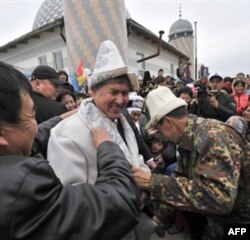 Saylov kampaniyasi paytida olingan surat. Otamboyev deydiki, Qirg'iziston xalqi to'polon va tartibsizlikdan to'ygan, iqtisodiyotni oyoqqa turg'azish, farovonlikni o'ylash payti yetgan. Ammo sobiq bosh vazir olib borgan siyosatni kuzatgan tahlilchilar, uni