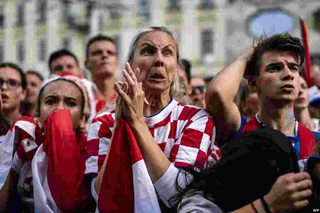 Pendukung timnas Kroasia bereaksi setelah menyaksikan laga final Piala Dunia 2018 di Rusia antara Kroasia dan Perancis. Ini adalah laga final Piala Dunia yang pertama kali dalam sejarah Kroasia.