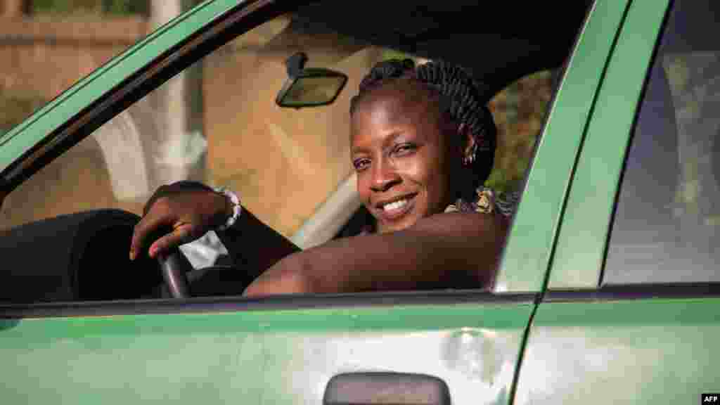 Bibata Gansgne, conductrice de taxi dans la capitale burkinabè Ouagadougou, le 1er mai 2018.