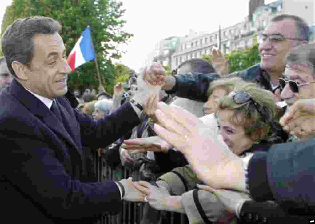 French President and candidate for the French presidential election Nicolas Sarkozy shake hands with Armenian supporters after their ceremony marking the 97th anniversary of the Armenian genocide, Tuesday, April. 24, 2012. (AP Photo / Jacques Brinon, P