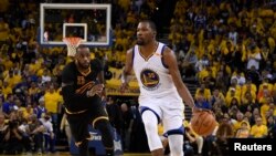 LeBron James (23, Kevin Durant (35), Oracle Arena, le 4 juin 2017; Oakland, Californie. (Kyle Terada-USA TODAY Sports)