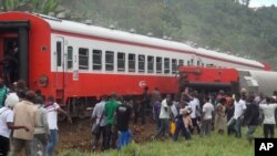 Plusieurs personnes sont venues constater les dégâts après le déraillement du train qui a causé plus de 70 morts à l’entrée de la gare Eseka, au Cameroun, 21 octobre 2016. 