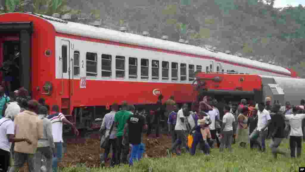 Plusieurs personnes sont venues constater les dégâts après le déraillement du train qui a causé plus de 70 morts à l&rsquo;entrée de la gare Eseka, au Cameroun, 21 octobre 2016.