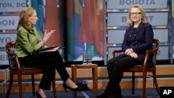 29일 미국 워싱턴 뉴지엄에서 인터넷 회견을 가진 힐러리 클린턴 국무장관(오른쪽). 