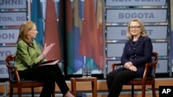 Državna sekretarka Hilari Klinton sa Li Sejls iz Australijske radio-televizije za vreme globalnog intervjua u vašingtonskom muzeju novinarstva -"Njuziumu".