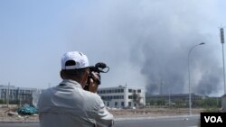 天津爆炸现场采访的记者（美国之音记者东方拍摄）