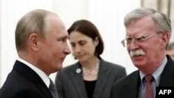 Tổng thống Nga Vladimir Putin (trái) gặp Cố vấn An ninh Quốc gia Hoa Kỳ John Bolton ở Moscow ngày 23/10/2018.