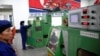 지난 5월 북한 평양의 326전선공장에서 직원들이 기계를 조작하고 있다.