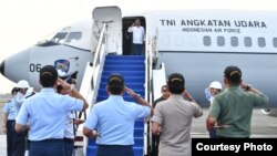 Presiden RI Joko Widodo saat berangkat ke Palu dari bandara Halim Perdanakusuma, Jakarta Rabu pagi (3/10). (Foto: Setpres RI)