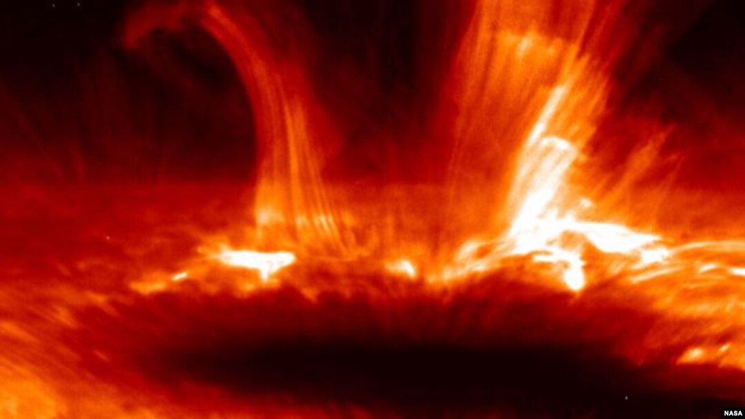 Esta foto captada durante una exploración de la agencia espacial japonesa y la NASA muestra la baja atmósfera solar.
