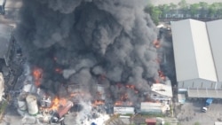 Asap dan kobaran api tampak dipabrik minyak goreng di Bekasi, Provinsi Jawa Barat, Jumat, 1 November 2024. (Foto: Ilham Apriyanto via Reuters)