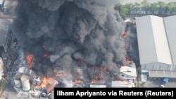 Asap dan kobaran api tampak dipabrik minyak goreng di Bekasi, Provinsi Jawa Barat, Jumat, 1 November 2024. (Foto: Ilham Apriyanto via Reuters)