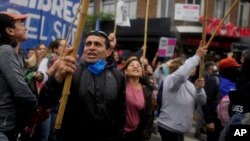 Manifestantes antigubernamentales protestan contra la escasez de alimentos en los comedores populares y las reformas económicas propuestas por el presidente Javier Milei en Buenos Aires, Argentina, el 7 de mayo de 2024.