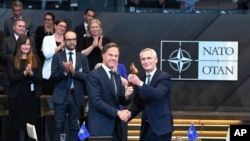 Odlazeći generalni sekretar NATO Jens Stoltenberg predao je svom nasledniku Marku Ruteu vikinški čekić na ceremoniji u sedištu NATO-a u Briselu, 1. oktobra 2024. (Foto: AP/Harry Nakos)