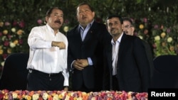 Los presidentes de Nicaragua, Daniel Ortega, de Venezuela, Hugo Chávez y de Irán, Mahmoud Ahmadinejad, conversan en enero de 2012, en Nicaragua.