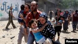 Keluarga Palestina di Jalur Gaza berlarian menyelamatkan diri dari serangan udara Israel, Rabu (9/7). 