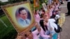 ពលរដ្ឋ​ថៃ​ធ្វើ​ការ​បួងសួង​ និង​កាន់​រូប​ព្រះឆាយាល័ក្ខ​របស់​ស្តេច Bhumibol Adulyadej នៅ​មន្ទីរពេទ្យ Siriraj កាលពី​ថ្ងៃទី១២ ខែតុលា ឆ្នាំ២០១៦។
