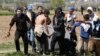 Polisi Makedonia Gunakan Gas Air Mata, Peluru Karet untuk Bendung Migran