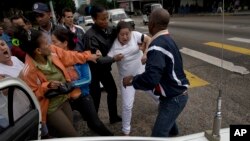 La policía cubana detuvo a unos 30 disidentes políticos, antes de que realizaran una protesta contra el gobierno de Raúl Castro.