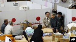 Japan's Emperor Akihito (R) talks to evacuees at a shelter for people who fled their houses because of radiation fear by the March 11 tsunami-crippled Fukushima Daiichi nuclear power plant in Fukushima, northeastern Japan, May 11, 2011