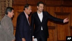 El canciller de Ecuador, Guillaume Long (derecha), junto a Juan Camino Restrepo (centro) y el representante rebelde del ELN Pablo Beltrán ofrecieron una conferencia de prensa en Quito, Ecuador, el miércoles, 18 de enero, de 2017.