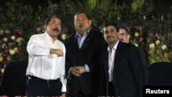 Los presidentes de Nicaragua, Daniel Ortega, de Venezuela, Hugo Chávez y de Irán, Mahmoud Ahmadinejad, conversan en enero de 2012, en Nicaragua.