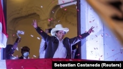 President-terpilih Peru Pedro Castillo menyapa para pendukungnya di markas Partai "Peru Bebas" di Lima, Peru, Selasa, 15 Juni 2021. (Foto: Sebastian Casteneda/Reuters) 