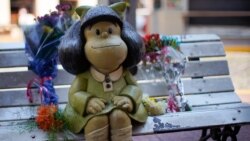 Flores foram postas no banco que tem a estátua de Mafalda, a personagem de banda desenhada criada pelo cartoonista argentino Quino. Buenos Aires, Argentina, 30 setembro, 2020.