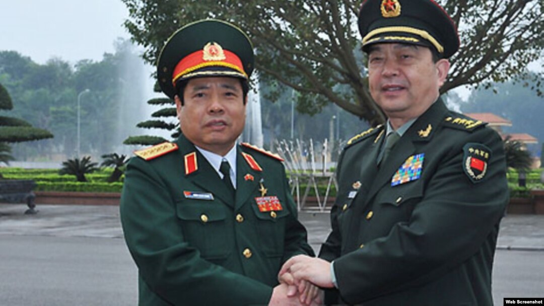 Bộ trưởng Quốc phòng Việt Nam Phùng Quang Thanh, trái, tiếp người đồng cấp Trung Quốc Thường Vạn Toàn. (Ảnh: TTXVN chụp từ trang vnExpress)