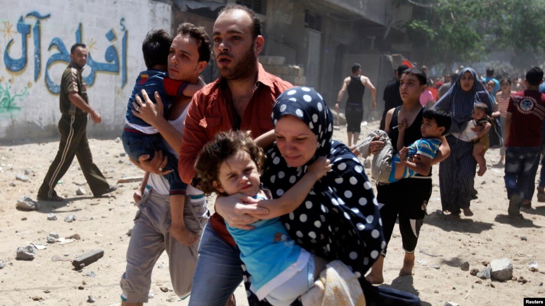 Keluarga Palestina di Jalur Gaza berlarian menyelamatkan diri dari serangan udara Israel, Rabu (9/7). 