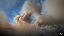 Dim od požara u gradu Malibu, na jugu Kalifornije (Foto: AP/Eric Thayer)