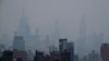 ARCHIVO - Una espesa neblina se cierne sobre Manhattan en Nueva York el 20 de julio de 2021. AP