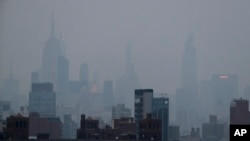 ARCHIVO - Una espesa neblina se cierne sobre Manhattan en Nueva York el 20 de julio de 2021. AP