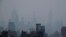 ARCHIVO - Una espesa neblina se cierne sobre Manhattan en Nueva York el 20 de julio de 2021. AP