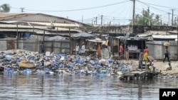 Selon un spécialiste, "460.000 tonnes" de ces déchets "sont produits chaque année en Côte d'Ivoire, dont plus de la moitié à Abidjan" et "seulement 3% sont réutilisés et valorisés".