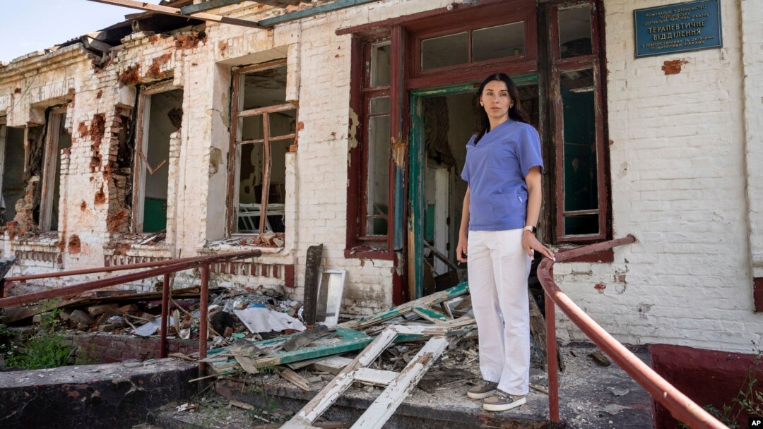 Seorang dokter berdiri di depan departemen terapi yang hancur dalam serangan Rusia terhadap sebuah rumah sakit di Zolochiv, wilayah Kharkiv, Ukraina, 31 Juli 2022. (Foto: AP)