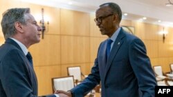 Le président rwandais Paul Kagame (à dr.) accueille le secrétaire d'État américain Antony Blinken au bureau du président dans le village d'Urugwiro à Kigali, au Rwanda, le 11 août 2022.