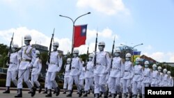 资料照 - 在台湾总统府前举行的欢迎来访的圣文森特和格林纳达总理拉夫·冈萨雷斯的欢迎仪式上，台湾仪仗队列队行进。