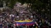 Trabajadores públicos marchan para exigir que el gobierno pague todos sus beneficios y respete los convenios colectivos en Caracas, Venezuela, el jueves 11 de agosto de 2022.