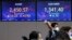 Indeks Harga Saham Gabungan Korea (KOSPI), kiri, dan nilai tukar won Korea Selatan terhadap dolar AS di ruang transaksi valuta asing kantor pusat Bank KEB Hana di Seoul, Korea Selatan, Rabu , 24 Agustus 2022. ( AP /Ahn Young-joon)