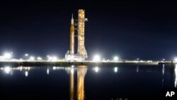 El cohete Artemis de la NASA con la nave espacial Orion a bordo sale del edificio de ensamblaje de vehículos moviéndose lentamente hacia la plataforma 39B en el Centro Espacial Kennedy en Cabo Cañaveral, Florida, el martes 16 de agosto de 2022.