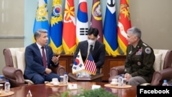 폴 나카소네(오른쪽) 미 사이버사령관과 이종섭(왼쪽) 한국 국방부 장관이 18일 서울 국방부 청사에서 회동하고 있다. (한국 국방부 페이스북)