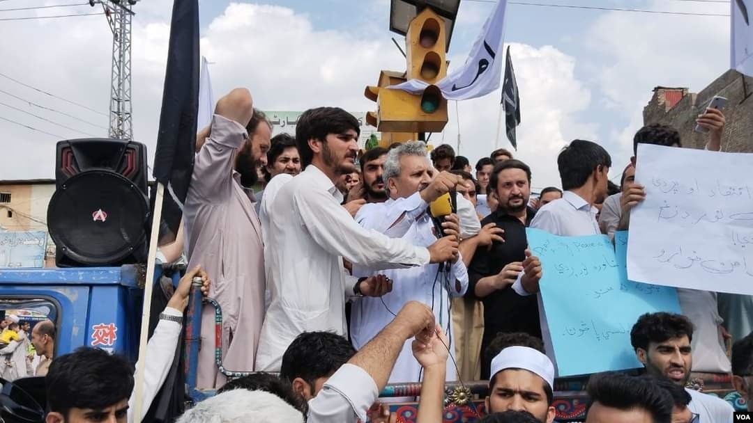 د سوات د امن جرګې مشر زاهد خان وي او اې ډیوه سره په خبرو کې وويل، د جمعې په د سوات په بېلابيلو علاقو کې خلک راوتي وو د عوامو جذبات وو په خوازه خېله کې به خلکو نعرې وهلي وي خو د هغو پرضد بيا د ترهګرۍ پرضد مقدمه درج شوې ده.