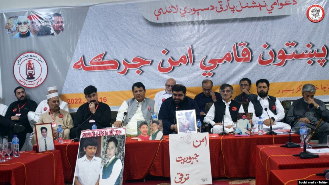 په جرګه کې د بیلابیلو سیاسي ګوندونو مشران اؤ استازو، دمدني ټولنې مشرانو، دپېښور دارمي پبلک سکول د وژل شوؤ ماشومانو د کورنیو استازو، قانون پوهانو، لیکوالانو، ادیبانو اؤ قامي مشرانو برخه واخيستله