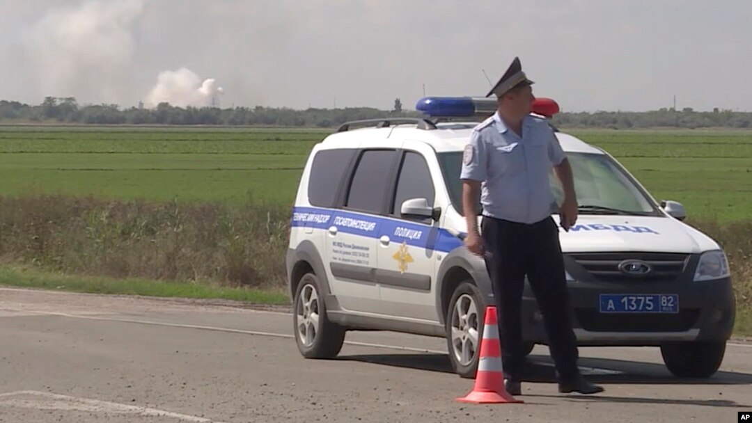 Policajac blokira put koji vodi ka skladištu municije ruske vojske koje je eksplodiralo, nedaleko od sela Majskoje, Krim.